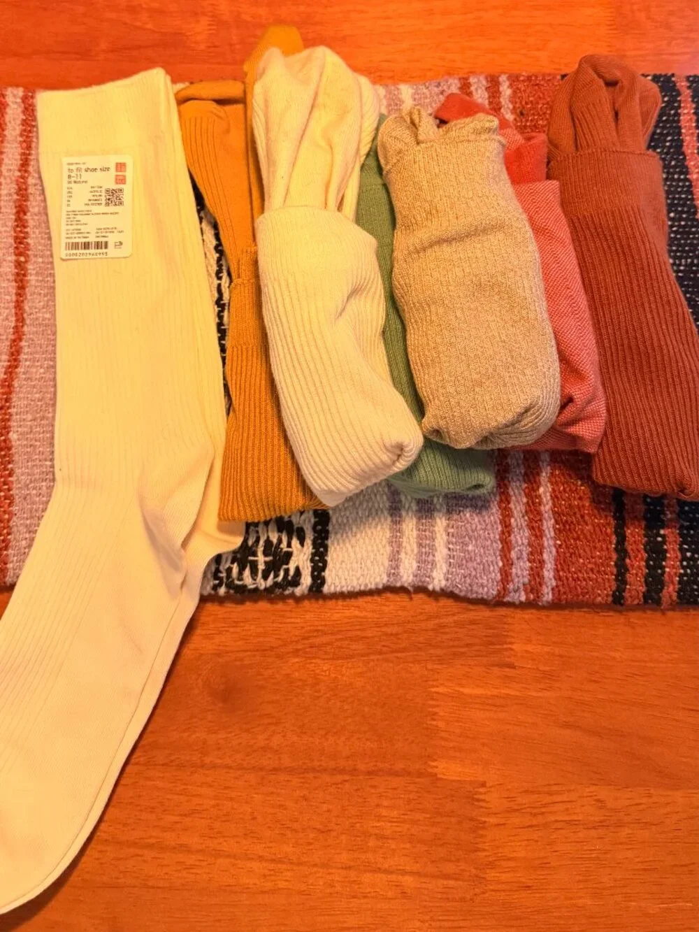 7 pairs of colorful casual men's socks. 6 of 7 are Uniqlo.